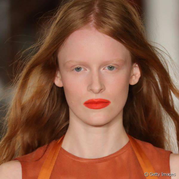 O batom laranja foi a escolha da grife Sie Marjan para turbinar a maquiagem natural das modelos (Foto: Getty Images)